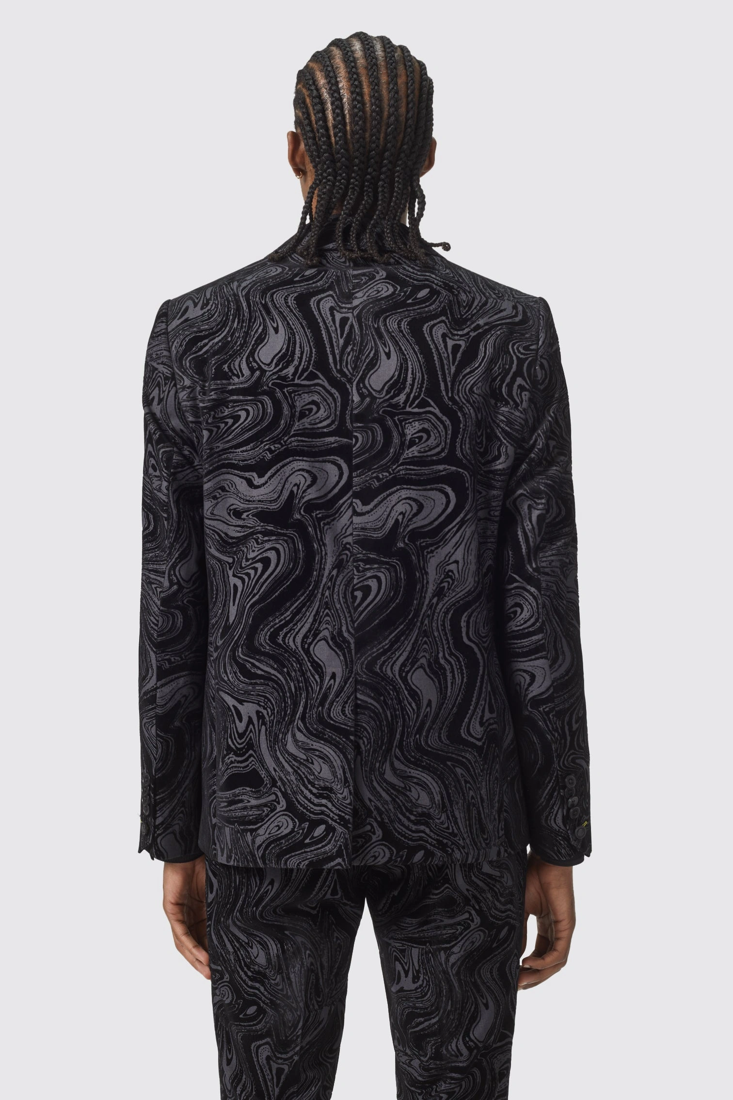 Schwarz & Stilvoll: Der Angelou Slim Fit Anzug für den selbstbewussten Mann.